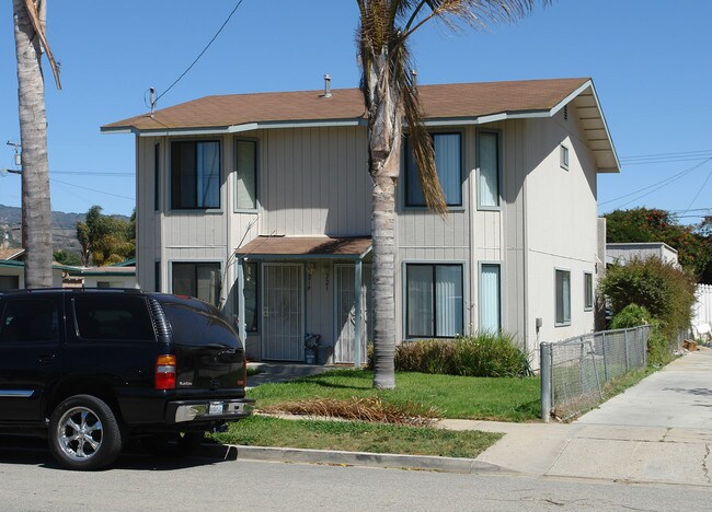 219-221 225 El Medio St in Ventura, CA - Foto de edificio - Building Photo