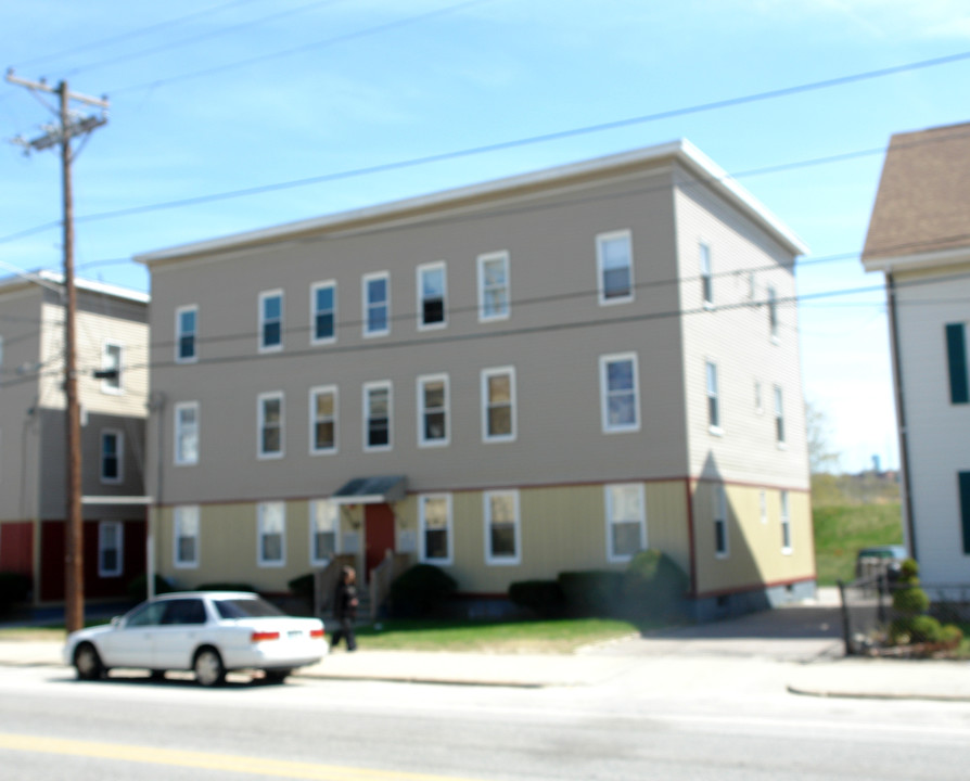 351 E School St in Woonsocket, RI - Building Photo