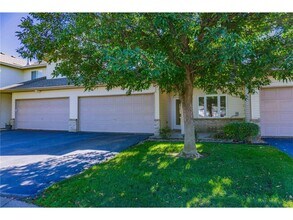 112X Crystal Pl W in Chaska, MN - Building Photo - Building Photo