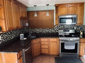 276 Benson Ave in Elmont, NY - Foto de edificio - Building Photo