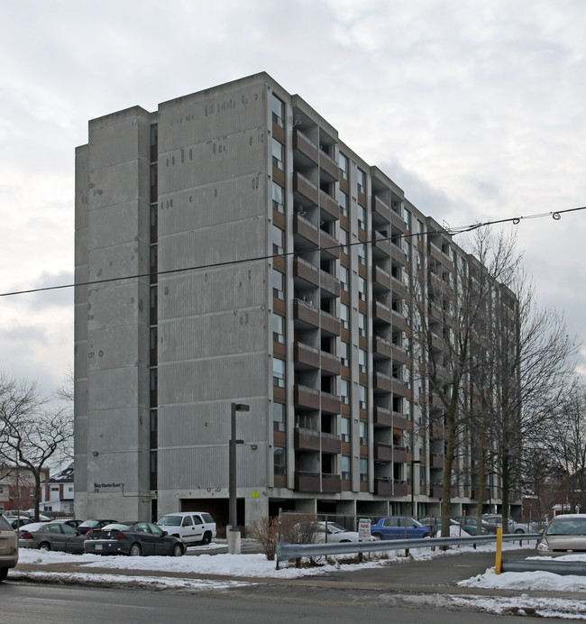 King Charles Court in Oshawa, ON - Building Photo - Building Photo