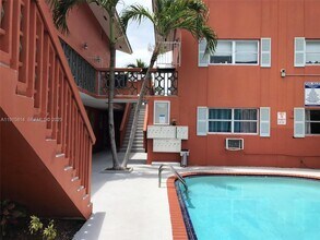 421 NE 68th St in Miami, FL - Foto de edificio - Building Photo