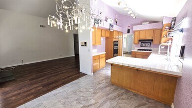1752 Bradcliff Way in Palmdale, CA - Foto de edificio - Building Photo