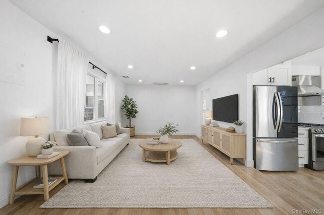 68-21 Cloverdale Ln in Queens, NY - Building Photo - Building Photo