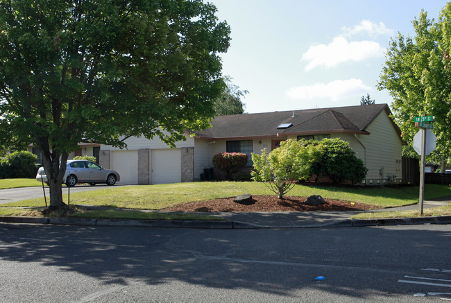 1330-1332 SW 28th St in Troutdale, OR - Building Photo - Building Photo