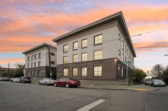 Capitola Apartments in Seattle, WA - Foto de edificio - Building Photo