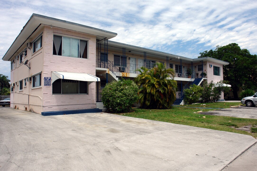 7800 NE Bayshore Ct in Miami, FL - Foto de edificio