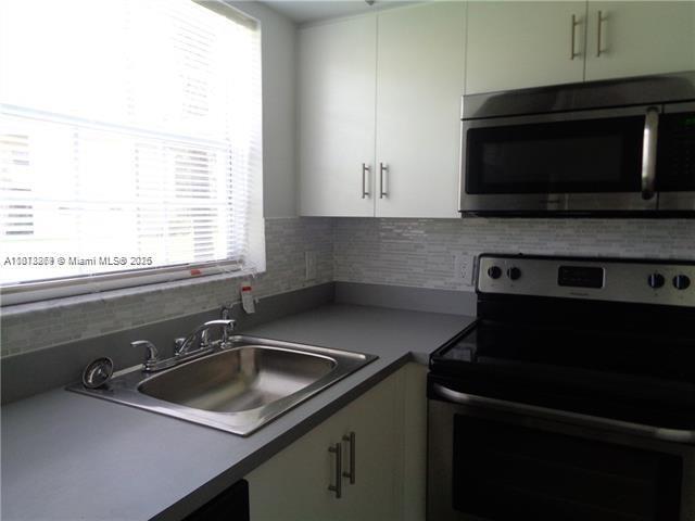 800 Cypress Park Way in Pompano Beach, FL - Building Photo - Building Photo