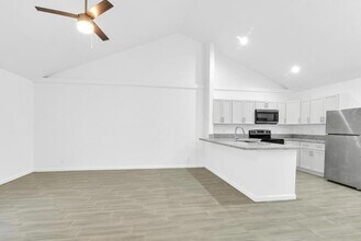 13737 Yarmouth Dr in Wellington, FL - Foto de edificio - Building Photo