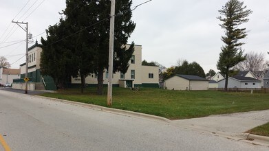 506 Forest Home Dr in Francis Creek, WI - Foto de edificio - Building Photo