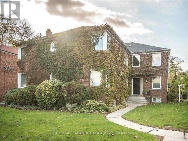 property at 5 Warwick Ave