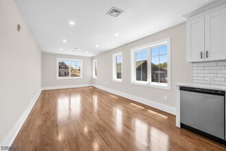 162 Closter Dock Rd in Closter, NJ - Building Photo - Building Photo