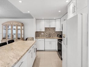 20401 NE 30th Ave in Aventura, FL - Foto de edificio - Building Photo