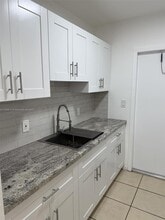 1895 Venice Park Dr in Miami, FL - Building Photo - Building Photo