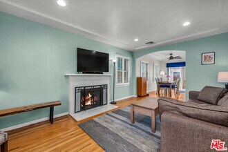 8207 Stewart Ave in Los Angeles, CA - Foto de edificio - Building Photo