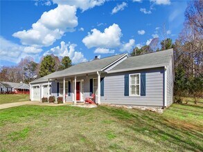 3840 Forsythia Way in Douglasville, GA - Building Photo - Building Photo