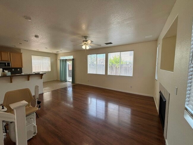 301 Dragonfly Cir in Sacramento, CA - Building Photo - Building Photo