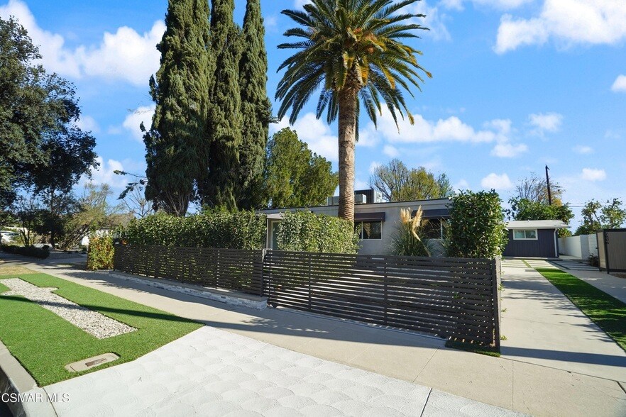 7806 Kentland Ave in Los Angeles, CA - Building Photo