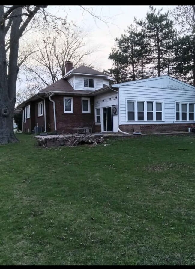 285 Old Gary Ave in Bloomingdale, IL - Foto de edificio - Building Photo