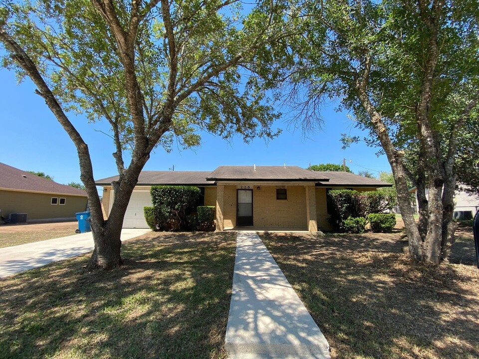 226 Blue Bonnet in Floresville, TX - Building Photo