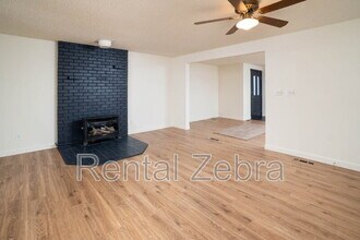 2042 NW 11th St in Redmond, OR - Building Photo - Building Photo