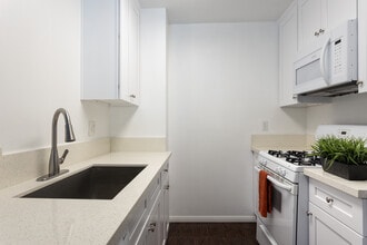 Gateway Tarzana Apartments in Tarzana, CA - Foto de edificio - Interior Photo