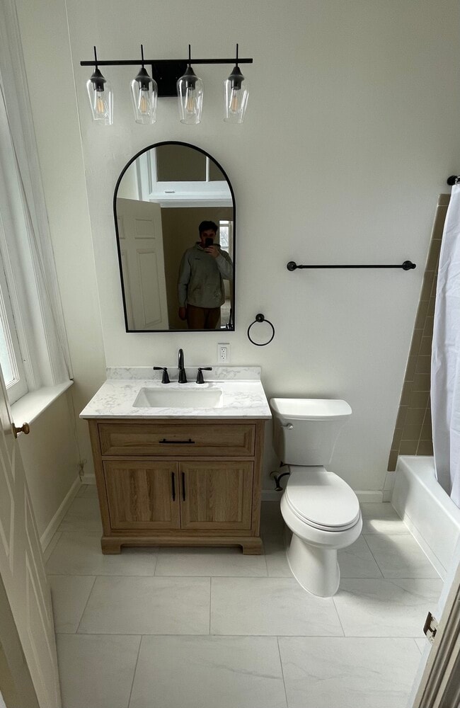 939 Delaware Ave, Unit 201 in Buffalo, NY - Building Photo - Building Photo