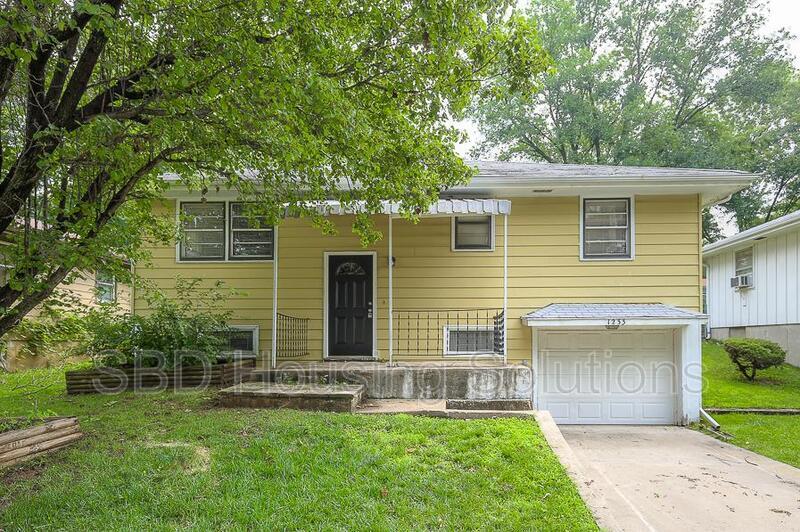 1233 Dickinson Rd in Independence, MO - Foto de edificio