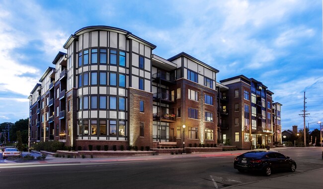 Burlington Station in Downers Grove, IL - Foto de edificio - Building Photo