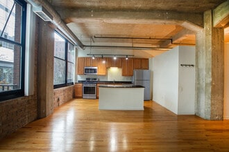 210 S Desplaines St, Unit 205 in Chicago, IL - Building Photo - Building Photo