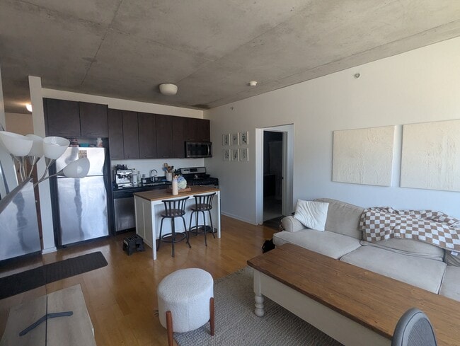 property at 659 W Randolph St