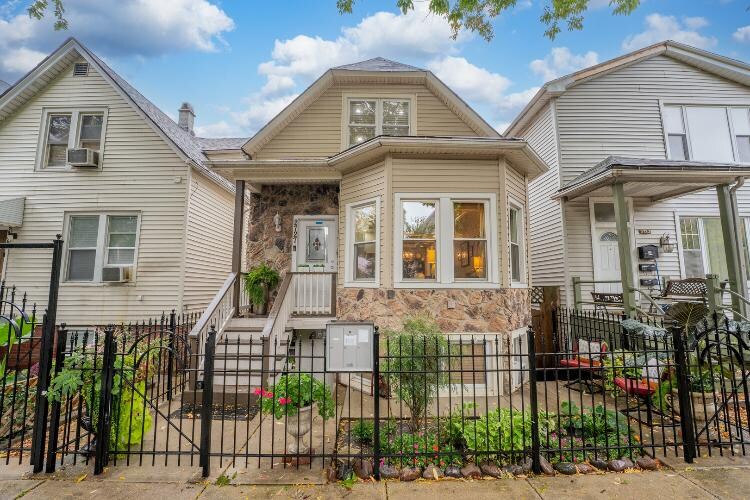2727 N Artesian Ave in Chicago, IL - Building Photo