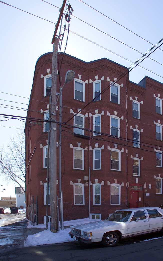 216 E Dwight St in Holyoke, MA - Building Photo - Building Photo