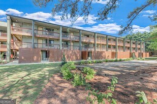 710 Jesse Jewell Pkwy SE in Gainesville, GA - Building Photo