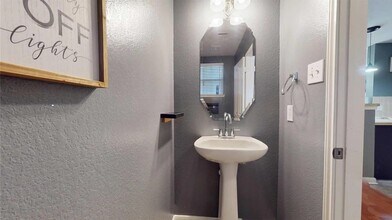 8030 Singing Sonnet Ln in Houston, TX - Building Photo - Building Photo