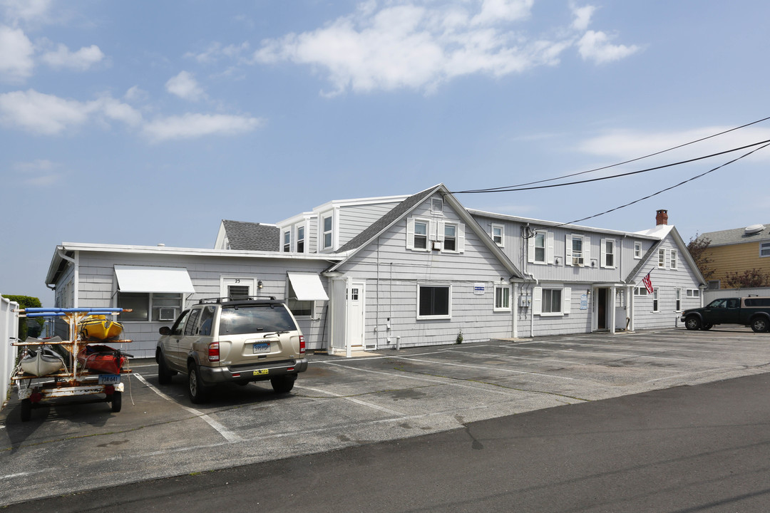 17-23 Hancox St in Stonington, CT - Building Photo