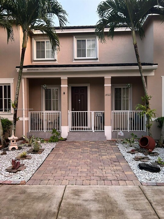 14322 SW 272nd St in Homestead, FL - Foto de edificio