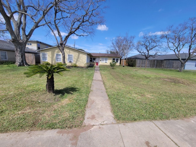 1712 W 8th St in Freeport, TX - Building Photo - Building Photo