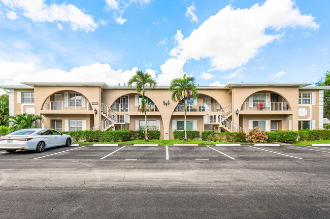 13976 Vía Flora in Delray Beach, FL - Building Photo - Building Photo