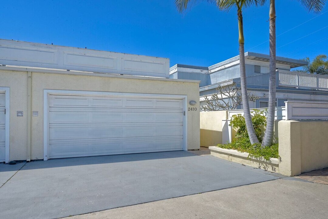 2410 Manchester Ave in Encinitas, CA - Building Photo
