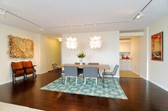 330 W Diversey Pkwy in Chicago, IL - Building Photo - Building Photo