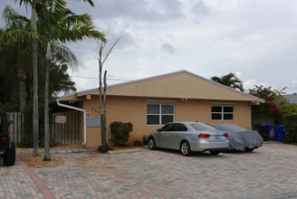 758 NE 13th Ct in Fort Lauderdale, FL - Building Photo - Building Photo