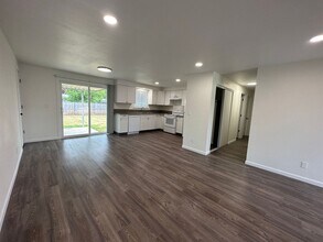 1230 Hemlock Loop in Independence, OR - Building Photo - Building Photo