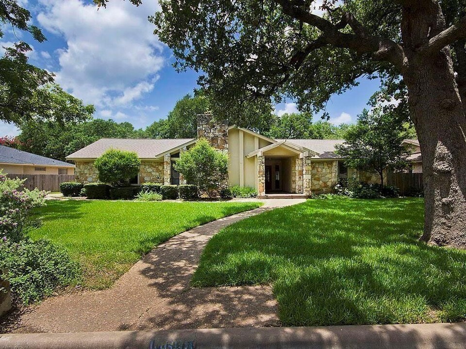 10608 Fountainbleu Cir in Austin, TX - Foto de edificio