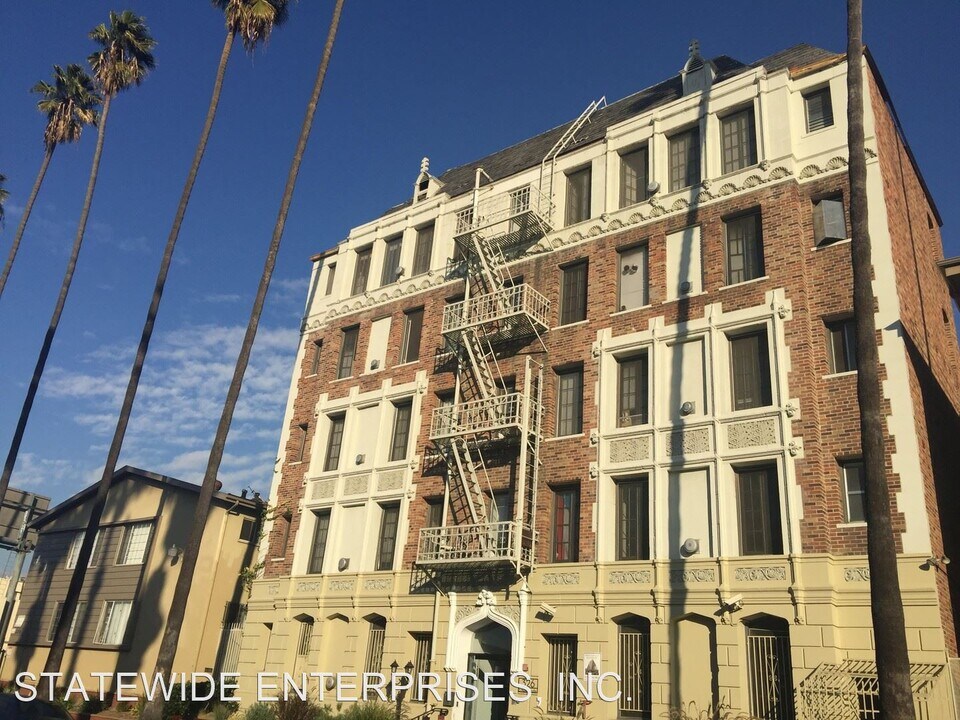 326 Normandie Ave in Los Angeles, CA - Building Photo