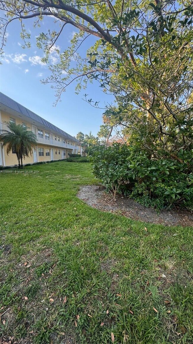5156 NE 6th Ave-Unit -220 in Oakland Park, FL - Foto de edificio - Building Photo