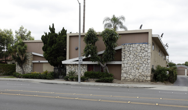 111-115 N East St in Anaheim, CA - Foto de edificio - Building Photo