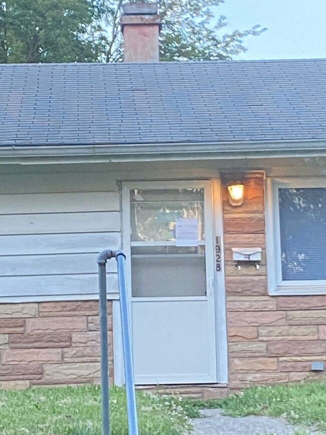 property at 1928 S Walnut St