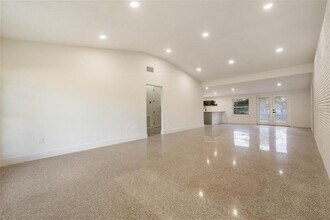 11012 N Oregon Ave in Tampa, FL - Building Photo - Building Photo