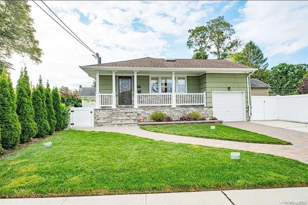 2104 Oxford Pl in Merrick, NY - Foto de edificio